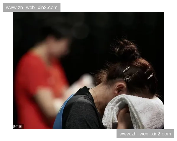 瓷娃娃与冰美人：当爱酱的笑容遇上丁宁的剑眉